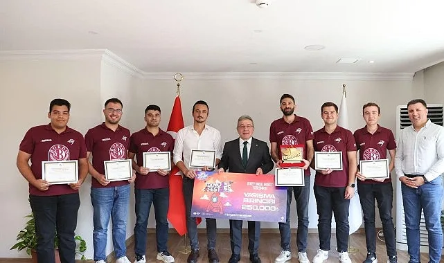 DEÜ’lü öğrenci ve akademisyenler, tebrik belgelerini DEÜ Rektörü Prof. Dr. Bayram Yılmaz’ın elinden aldı.