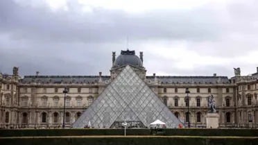 Olay iddia: Louvre Müzesi’ndeki değerli mücevherler Fransa Merkez Bankası’na taşındı