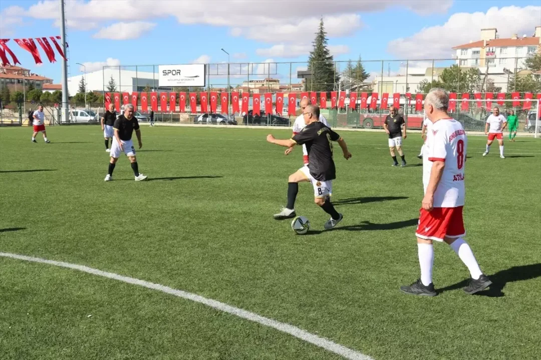 Veteranlar Maçında Dostluk Kazandı