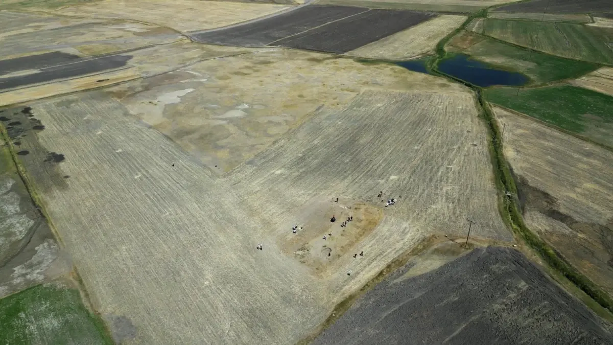 Tarlada bulunan çatı kiremidi, yıllar sonra uluslararası arkeolojik keşfin kapısını araladı