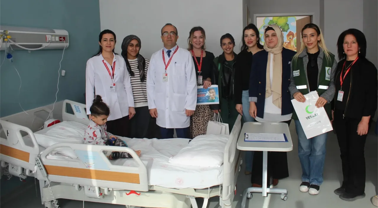 Osmaniye’de Tedavi Gören Çocuklara Sürpriz Hediyeler