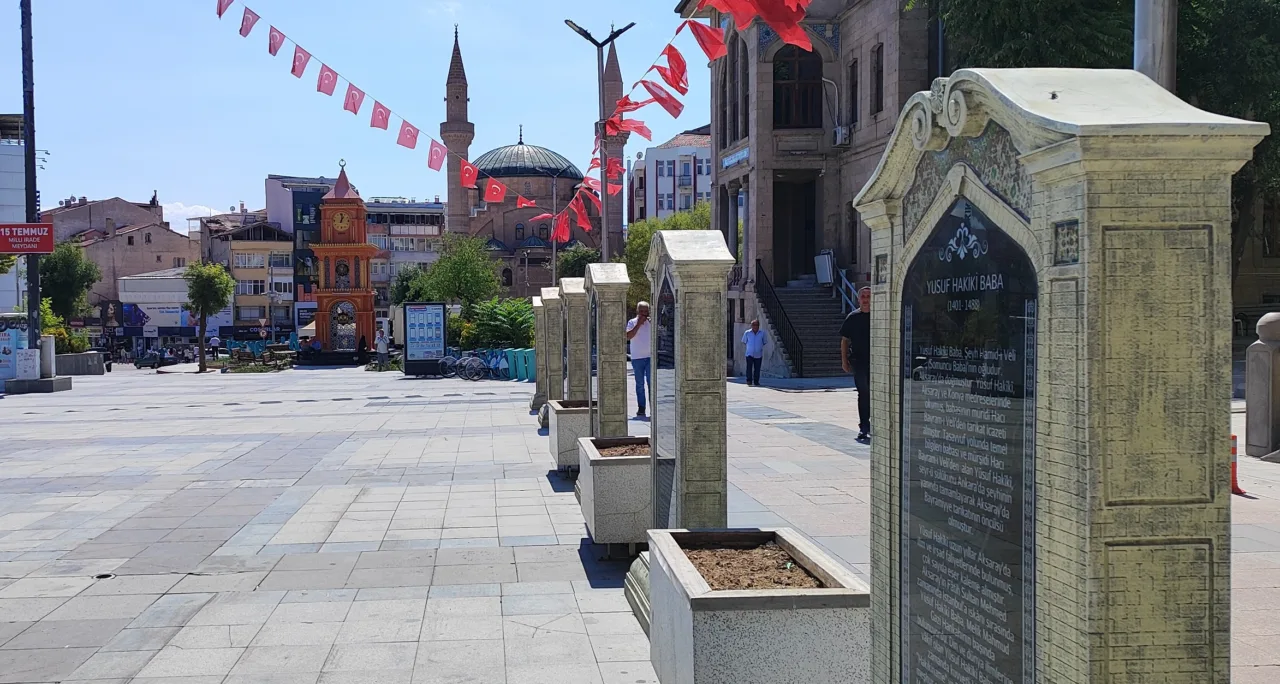 Dünü ve Bugünü Buluşturan Aksaray Meydanı