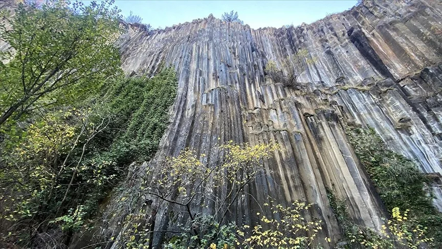 Sinop’ta milyon yıllık bazalt kayalıkları sonbahar renklerine büründü