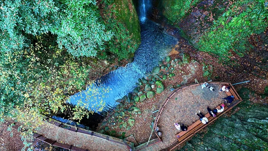 Düzce’nin ekoturizm rotası Aktaş Şelalesi, misafirlerini sonbahar renkleriyle ağırlıyor