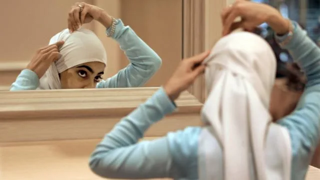 Fransız meclisindeki başörtülü ziyaretçilere gelen tepkiler, ülkedeki İslamofobi’yi gündeme getirdi