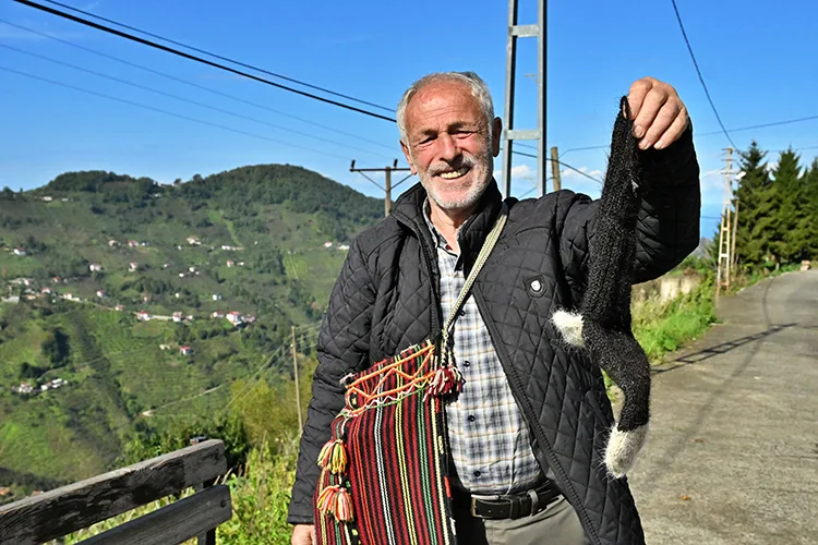 Keçi kılından 64 yıldır çorap örüyor