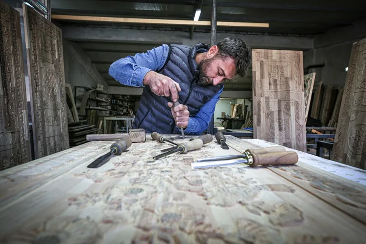 Ahşabı sanat eserine dönüştürdü, yurt dışından bile sipariş alıyor
