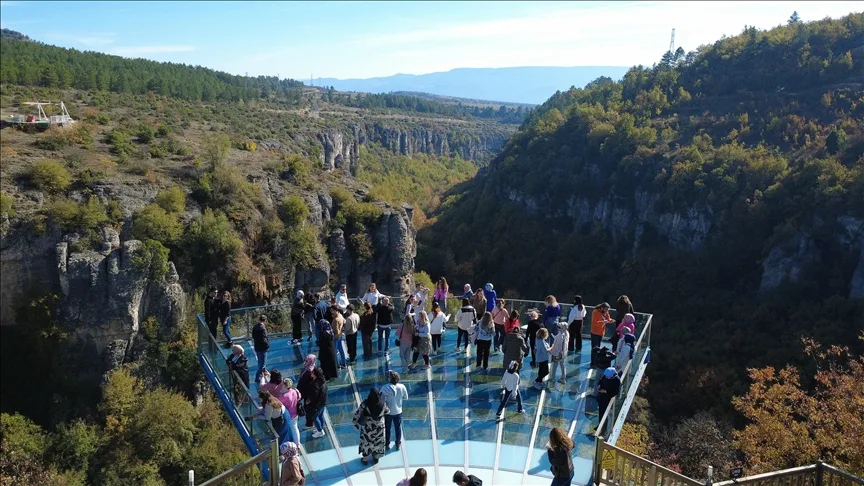 İncekaya Kanyonu’nu ziyaret edenler, cam seyir terasından sonbahar manzarası izliyor