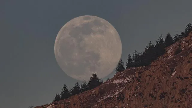 50 yıllık Ay kayasında tarihi sır: Ay’dan bile eski kalıntı bulundu