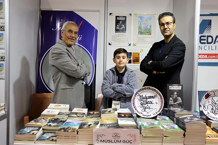 Elazığlı üç kuşak yazar aynı stantta kitaplarını imzalıyor