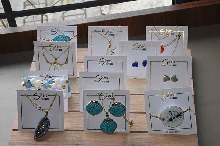 İç mimardan  seramikten takı, obje ve duvar dekoru yapma hobisini kazanca dönüştürdü