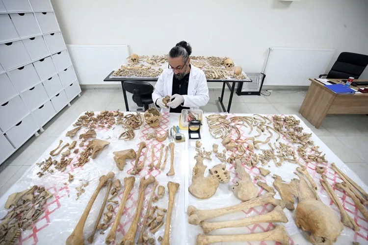 Malazgirt’teki kazılarda çıkarılan insan iskeletlerinin sırrı antropoloji laboratuvarında araştırılıyor