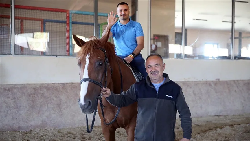 Özel gereksinimli bireyler “Sen De Gel” projesi sayesinde atlı terapiyle buluştu
