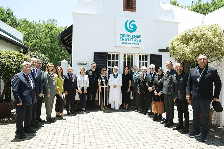 Emine Erdoğan Güney Afrika’da Yunus Emre Enstitüsünü ziyaret etti
