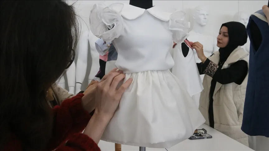 Üniversite öğrencilerinin tasarladığı çocuk ve bebek kıyafetleri ihraç ediliyor