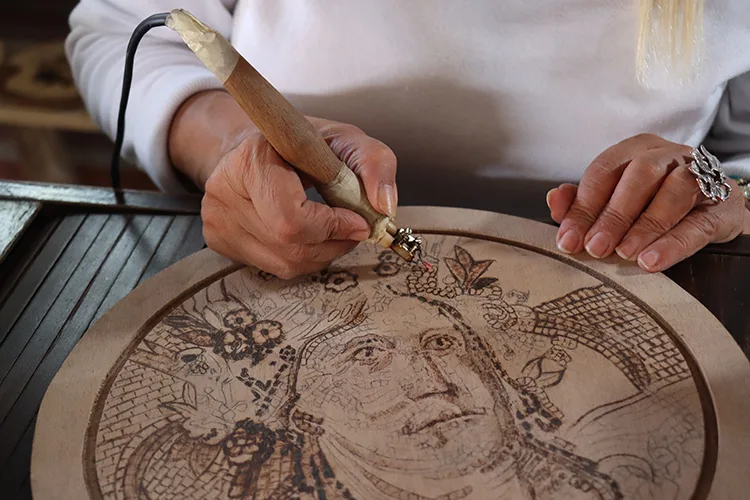 Zanaatkar çift, Hatay’ın ünlü mozaiklerini yakma yöntemiyle ahşaba işliyor