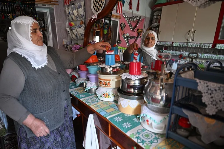 Aile yadigarı eşyalar ve çeyiziyle evini adeta müzeye çevirdi