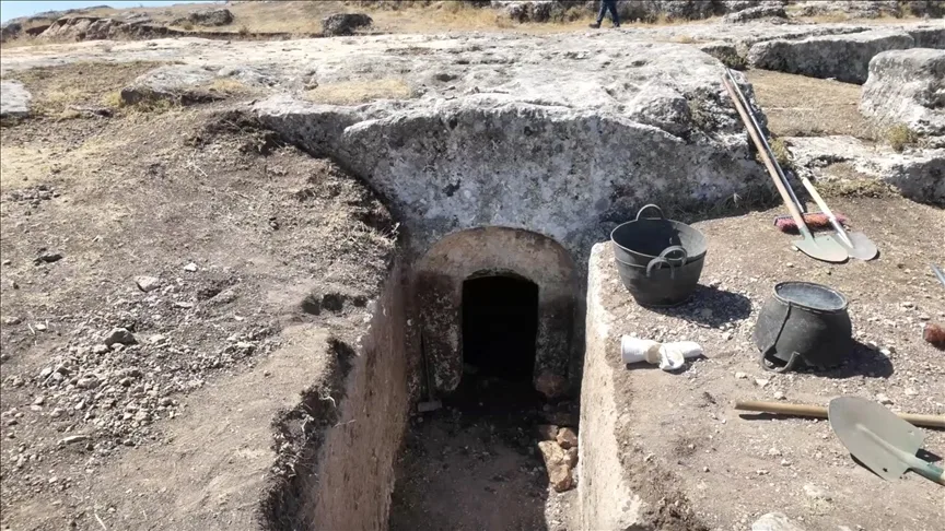 Adıyaman’daki Tharsa Antik Kenti’nde 1800 yıllık oda mezarı bulundu