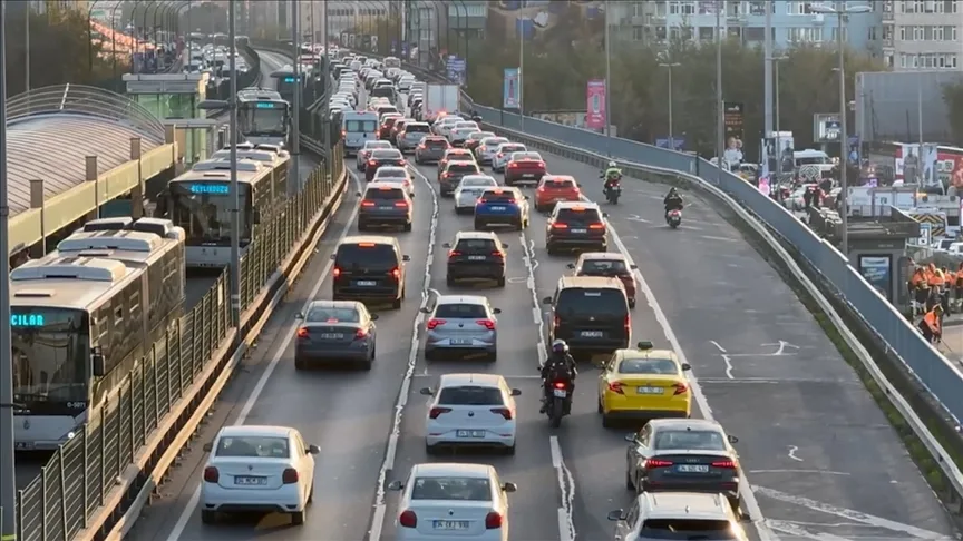 İstanbul’da ara tatilin ardından ilk iş gününde trafik yoğunluğu