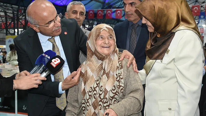 Malatya’da 88 yaşında okuma yazma öğrenen Emine Genç, kitap fuarının onur konuğu oldu
