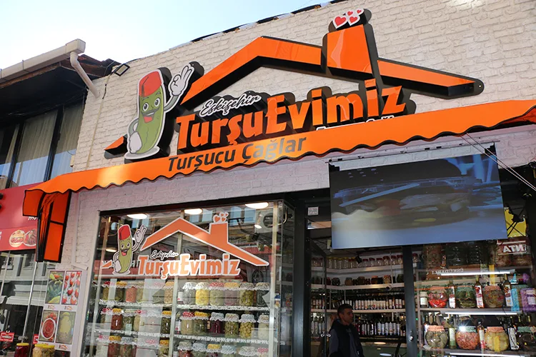 Karşılıklı turşu dükkanı işleten çiftin hikayesi “Neşeli Günler” filmini hatırlatıyor