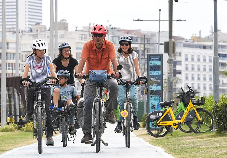Bisikletle dünya turuna çıkan Fransız ailenin durağı İzmir oldu