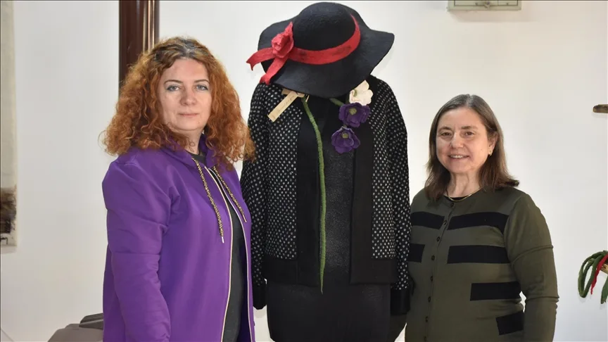 Kooperatif çatısı altında buluşan kadınlar keçeden giyim ve aksesuar ürünleri tasarlıyor