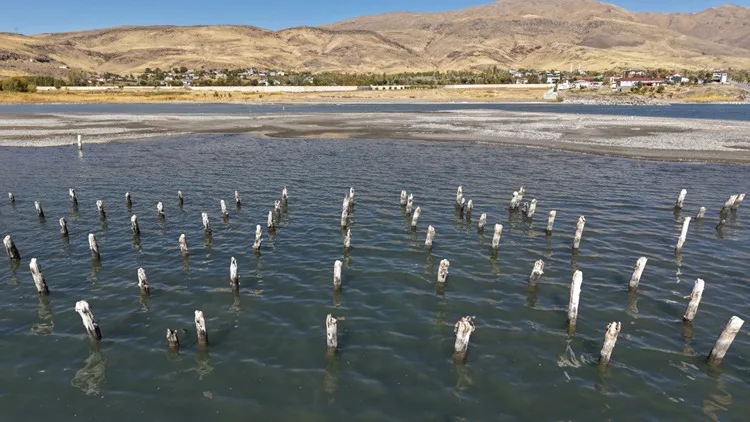 Van Gölü’nün çekilmesiyle asırlık iskelenin ayakları ortaya çıktı