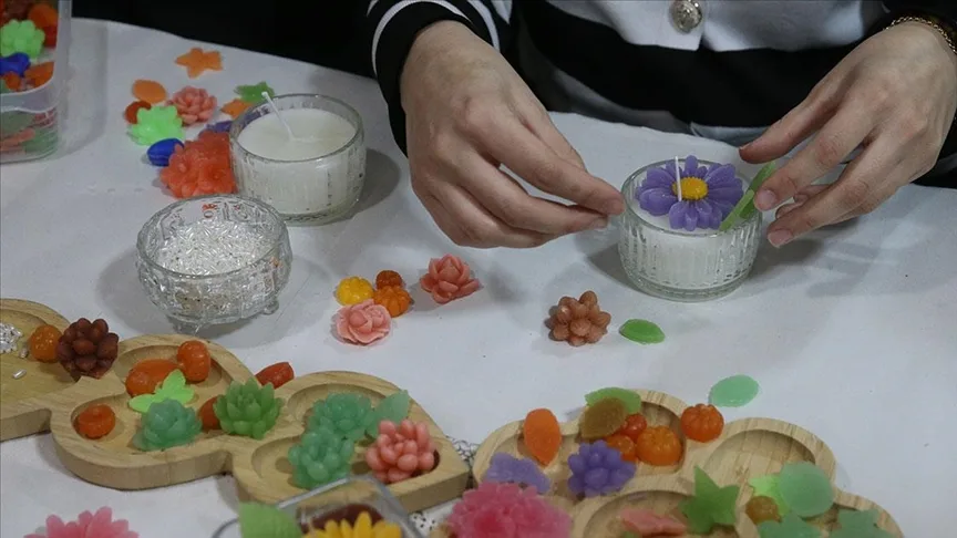Tokat’ta kadınlar bir araya gelerek sabun, mum ve takı yapımını öğreniyor