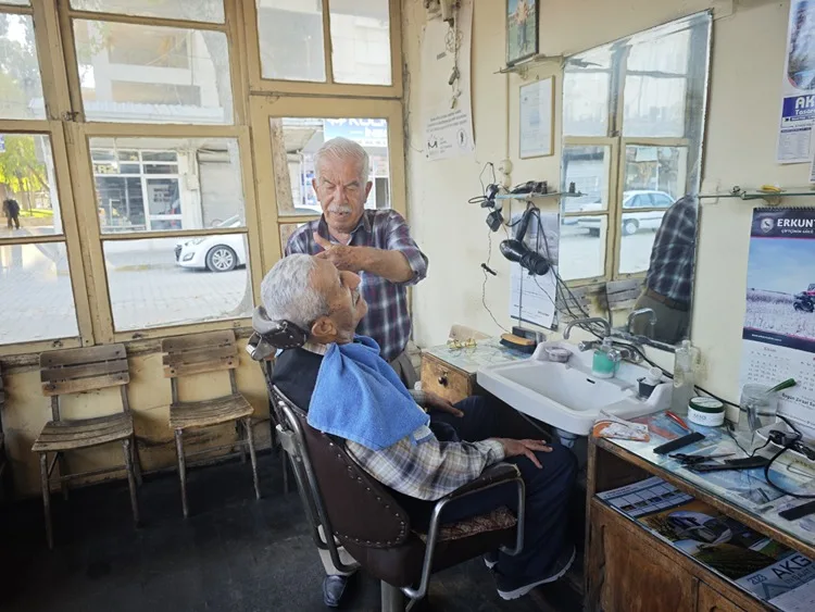 Antalya’da gençliğinde eline aldığı berber makasını 57 yıldır bırakmıyor