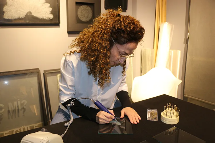 Tuval gibi kullandığı camı sabırla işleyip sanat eserine dönüştürüyor
