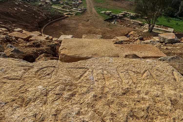 Gölyazı’daki antik tiyatroda seyirci basamakları orijinal yerlerine yerleştiriliyor