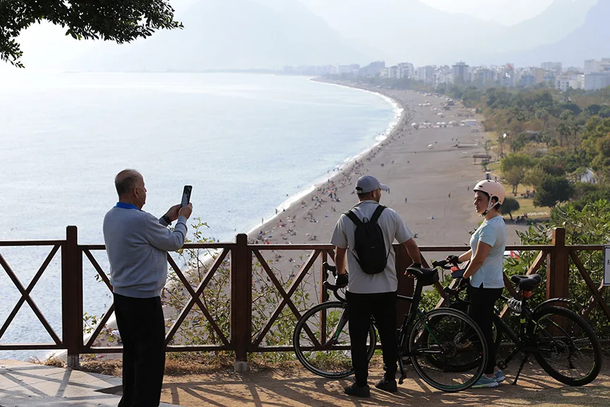 Antalya’da güneşli havayı fırsata çeviren vatandaşlar sahillerde yoğunluk oluşturdu