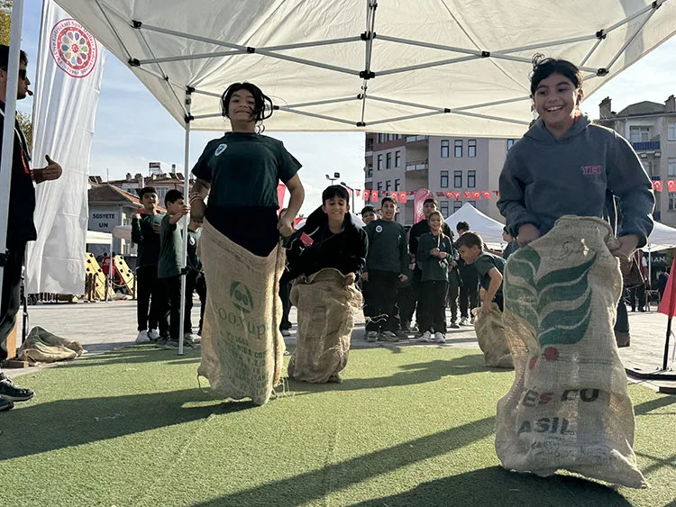 “Geleneksel Oyunlar Tırı” Karaman’da çocuklarla buluştu