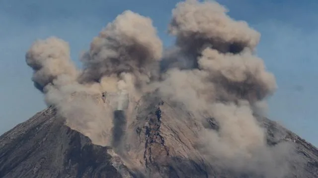 Endonezya’da Semeru Yanardağı’ndaki patlama nedeniyle alarm seviyesi en yüksek düzeye çıkarıldı