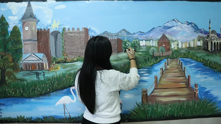 Lise öğrencileri okul koridorlarını çizdikleri resimlerle sanat sokağına çevirdi