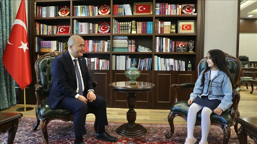 Elazığ Valisi Hatipoğlu, valilik hayali kuran küçük kızı makamında ağırladı