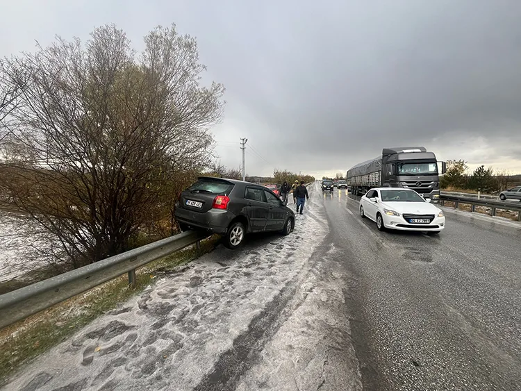 Çorum’da dolu nedeniyle meydana gelen trafik kazalarında 10 kişi yaralandı