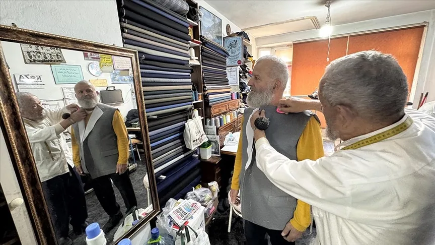 Ömürlerini verdikleri terzilikte çeyrek asırdır birlikte mesai yapıyorlar