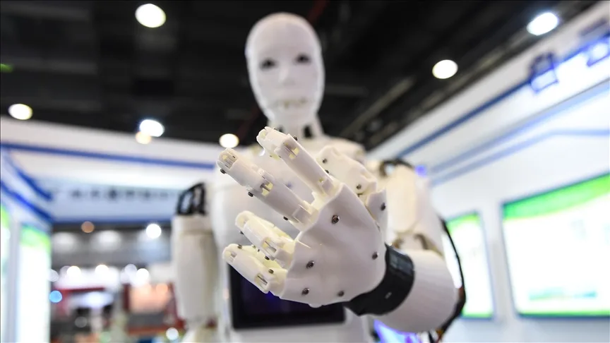 Çin’de bir şirketin ürettiği insansı robot yürüyüş rekoru kırdı