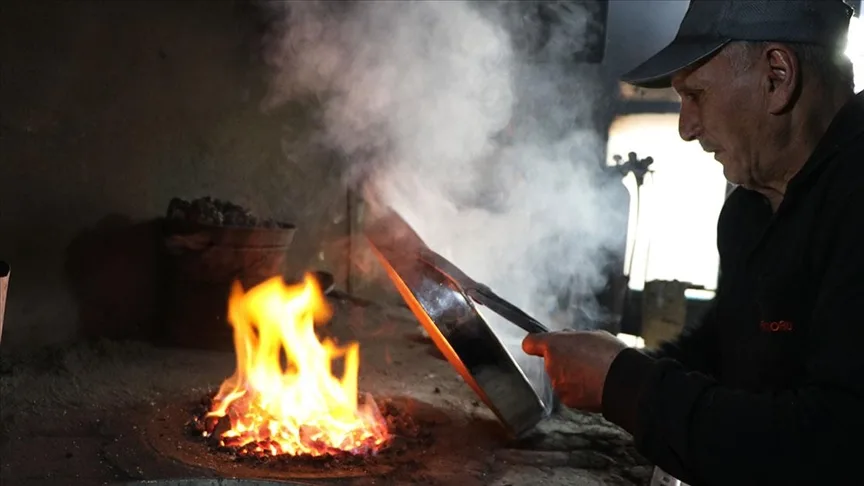 Erzurum’un son ustalarından Fuat Kavgacı 61 yıldır kalaycılık ateşini söndürmüyor