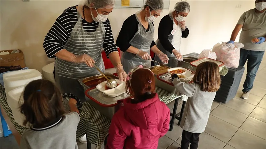 Erzincan’da binlerce öğrenciyi doyuran “Terzi Sofrası” dayanışmayla kuruluyor