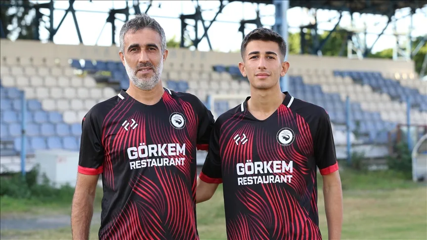 Hatay’da futbolcu baba ve oğlu aynı takımda mücadele ediyor