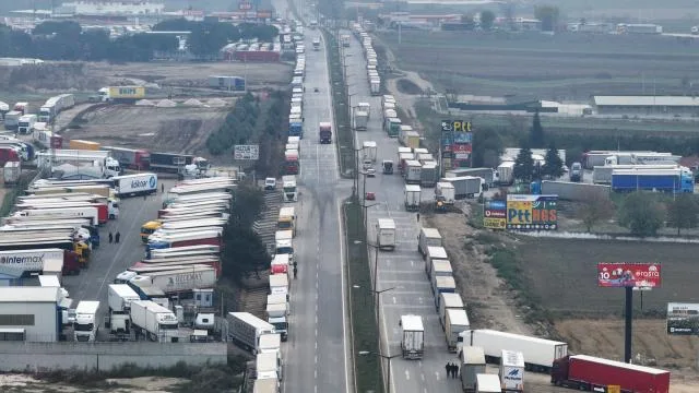 Kapıkule’de çift yönlü 7’şer kilometre tır kuyruğu oluştu
