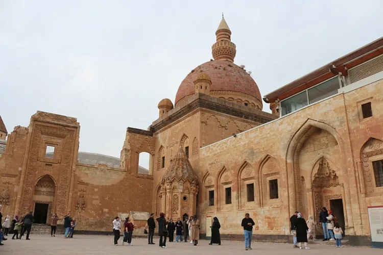 Ağrı’daki İshak Paşa Sarayı’nda ara tatil yoğunluğu yaşanıyor