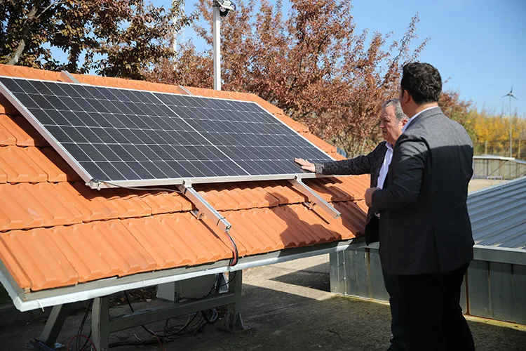Kiremit çatılara kurulan fotovoltaik paneller güneşten daha verimli enerji alınmasını sağlıyor