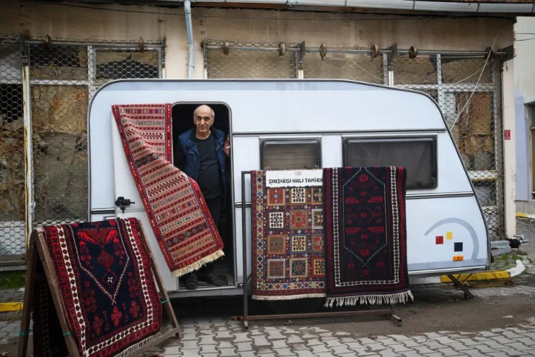 Sındırgı’da yaşayan halı tamircisi devam eden depremler nedeniyle dükkanını karavana taşıdı