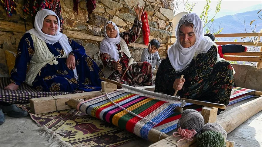 Bahçesaraylı kadınlar ahşap tezgahlarında dokuma kültürünü yaşatıyor