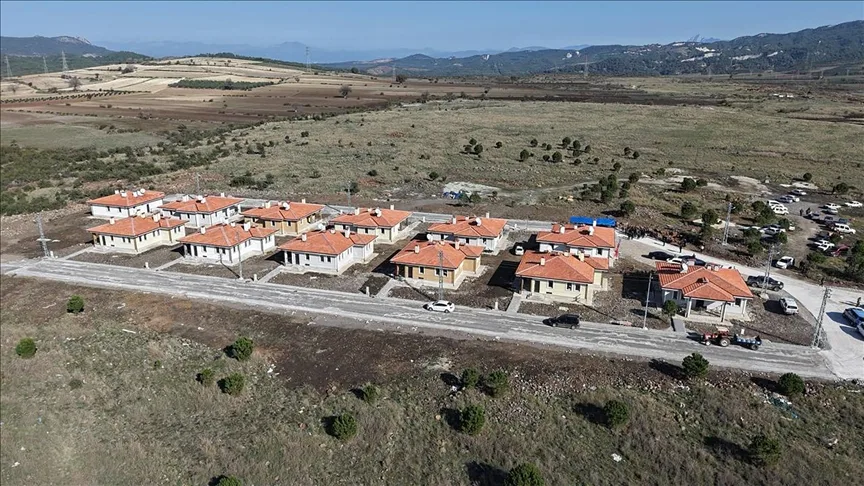 Osmaniye’de yapımı tamamlanan 12 köy evi depremzedelere teslim edildi