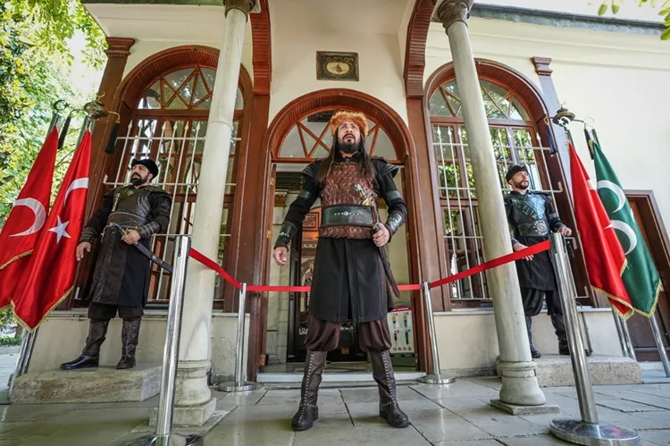 Osman Gazi Türbesi’nde jandarmanın tuttuğu saygı nöbeti 5 yılı geride bıraktı